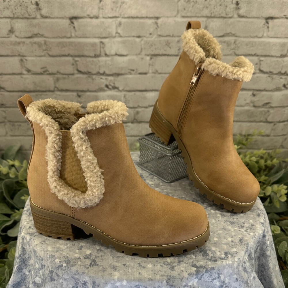 DV by Dolce Vita “Ryne” Tan Round Toe Faux Fur Trimmed Ankle Boot Girls 12M💛NWOT